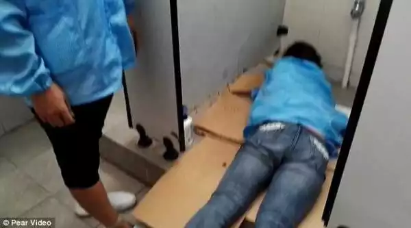 Woman Gets Her Arm Stuck In A Toilet While Trying To Pick Her Phone Battery. Photos